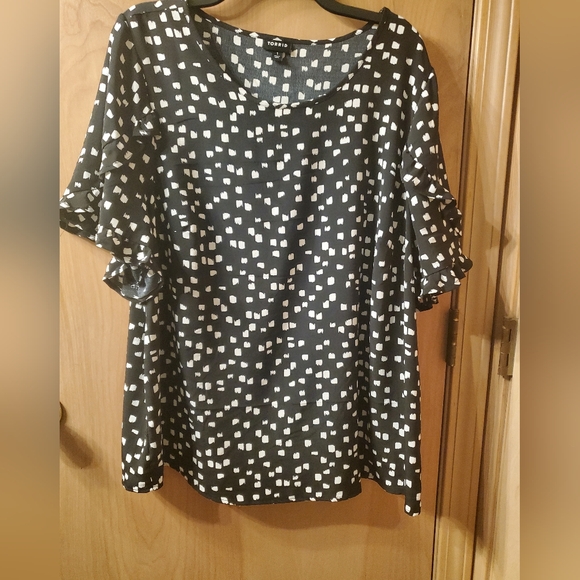 Torrid Black and White Patterned Blouse - Picture 4 of 4